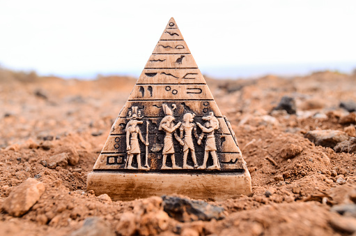 Keajaiban Arsitektur Kuno Miniatur Piramida Mesir